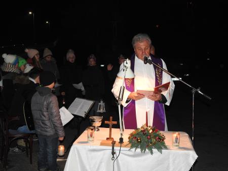 Blagoslov božično-novoletnega drevesa s prižigom lučk v razkriškem križišču 3